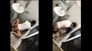 Người yêu say xỉn và người yêu trong phòng tắm nhà hàng