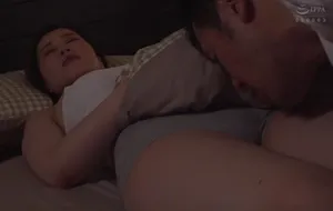 3 ngày gã chồng đi bàn việc làm ăn, bà xã ở nhà nữa đêm bị bố ông xã mò vào phòng