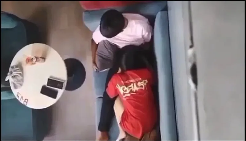 Quay lén gấu mút liếm cho bồ nơi công cộng